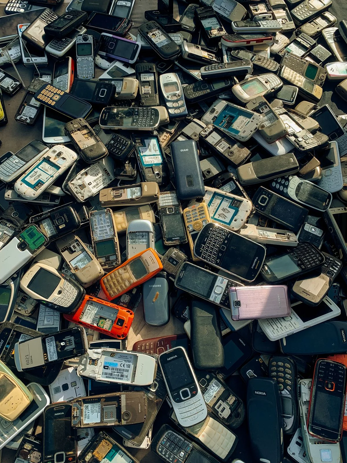 Un ensemble d’anciens téléphones portables empilés.