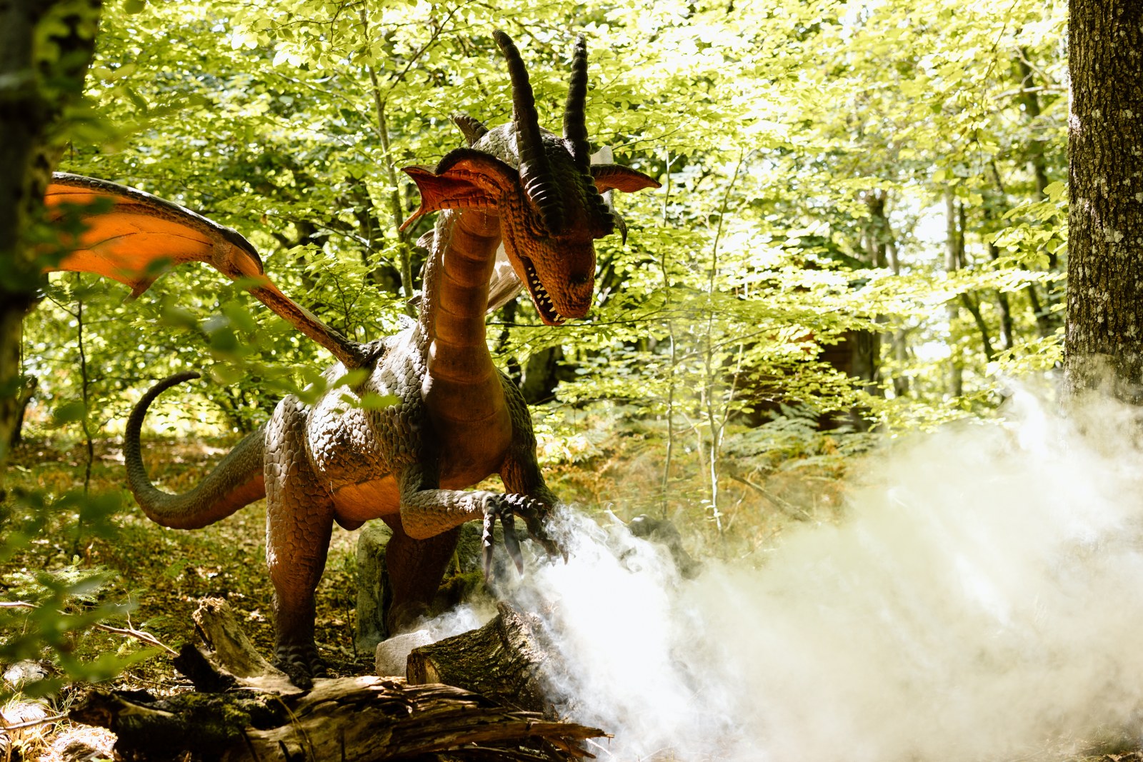 Une créature de la Forêt des dragons de Vulcania, parmi les arbres