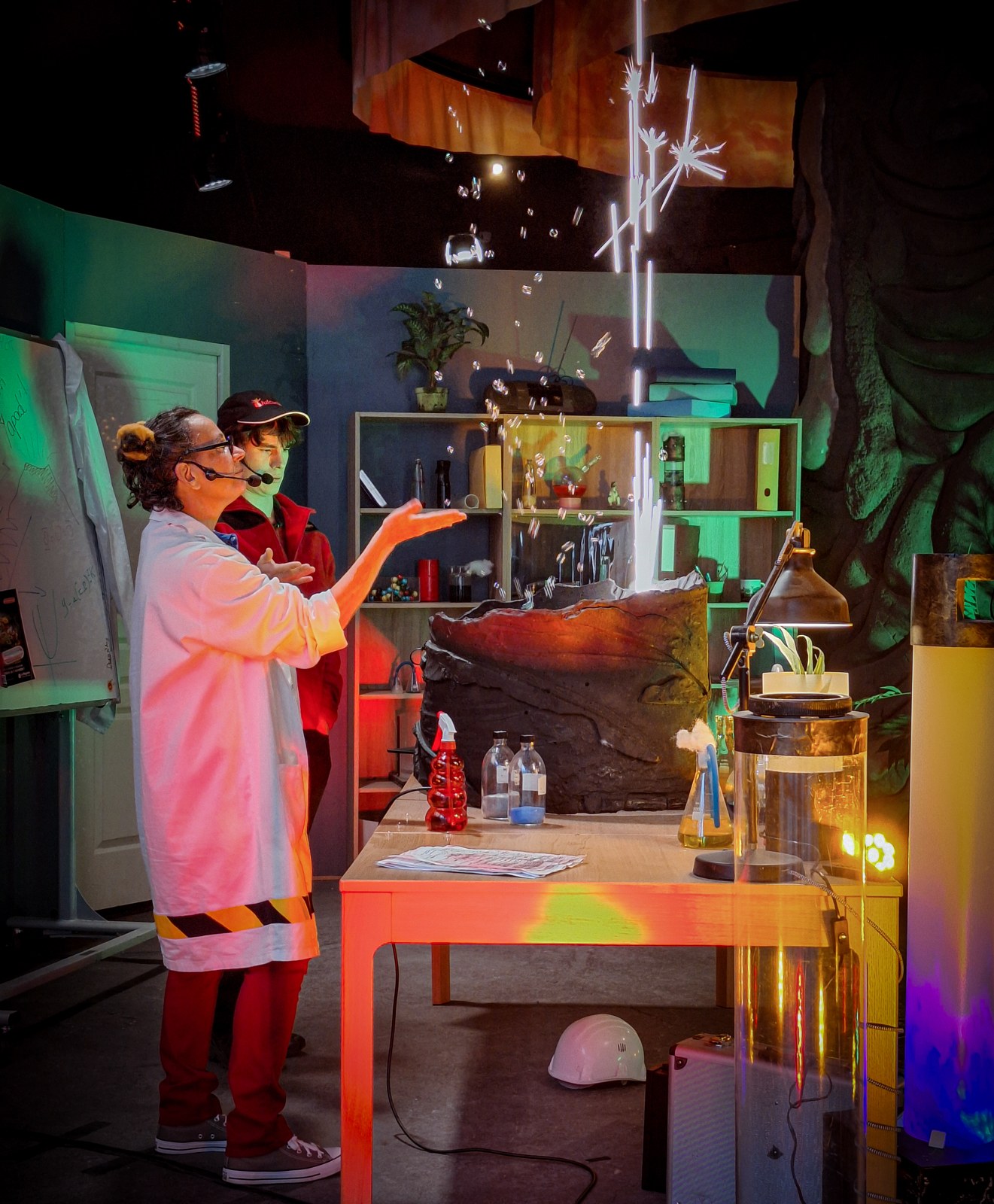 Un comédien en blouse de scientifique devant une table d’expériences, lors d’Halloween 2024 à Vulcania