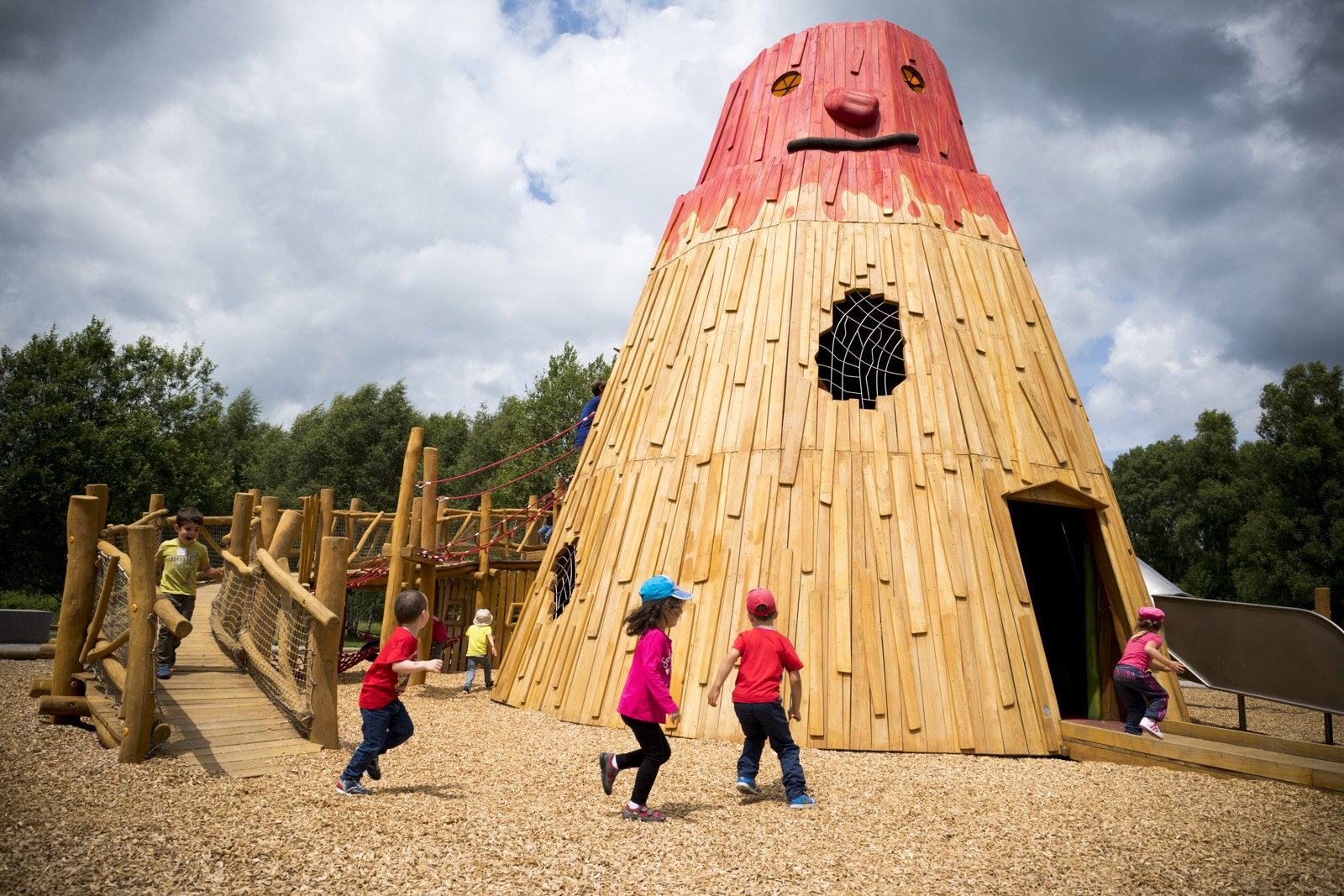 Des enfants jouent autour de la Maison de Pitoufeu et de son toboggan à Vulcania